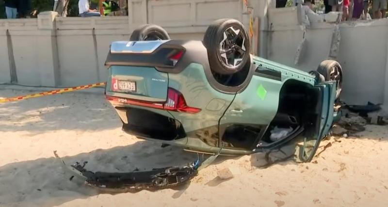  - Elle loupe son changement de vitesse, sa voiture finit sur le toit