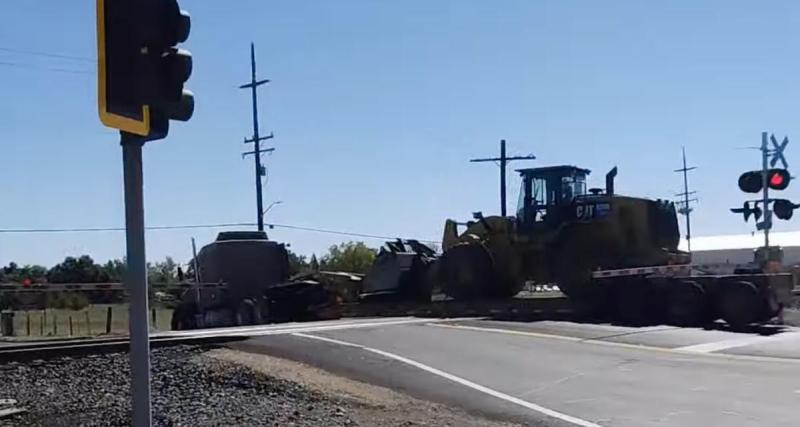  - Coincé sur une voie de chemin de fer, ce semi-remorque se fait totalement détruire