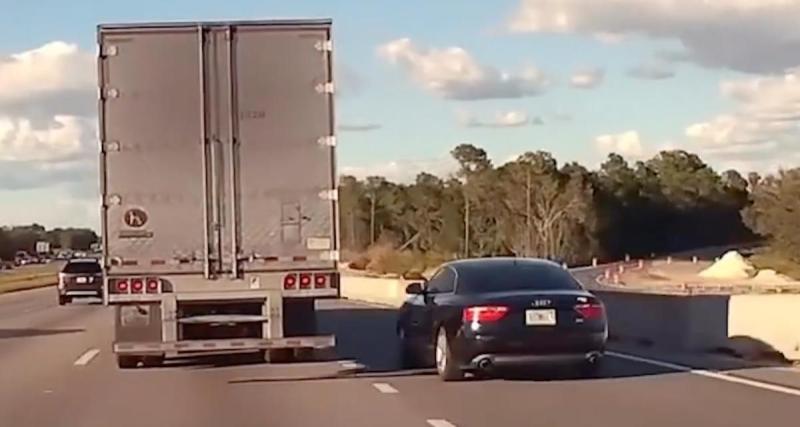  - Il tente de doubler un camion par la droite, le chauffeur routier ne lui fait aucun cadeau