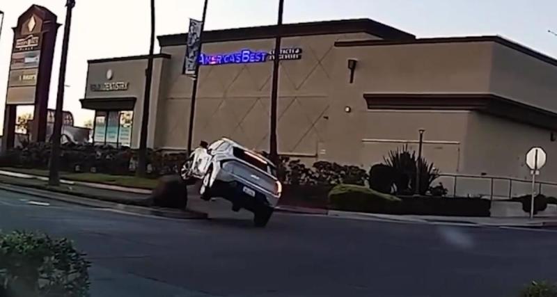  - VIDEO - Cet automobiliste n’a pas une très bonne gestion de l’espace, il s’envoie tout seul dans un terre-plein central