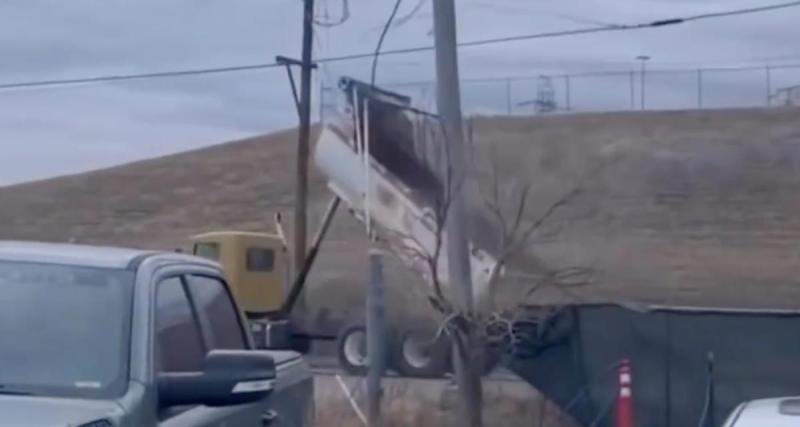  - La benne de ce camion se prend les câbles électriques, le conducteur est dans de beaux draps