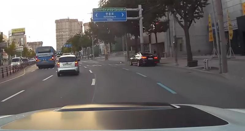  - VIDEO - Il heurte un trottoir dans un moment d'inattention, le conducteur distrait continue comme si de rien n’était