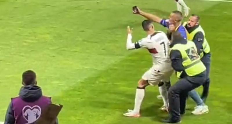  - Grosse frayeur pour Cristiano Ronaldo, un homme se jette sur lui en plein match !