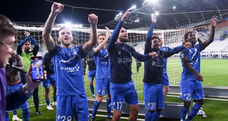  - Grenoble : le GF38 accueilli par une banderole… de remerciement déployée par les supporters