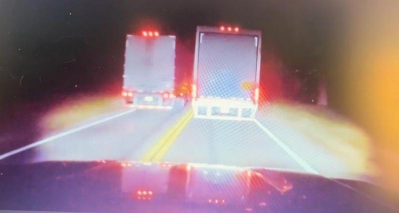  - VIDEO - Ce semi-remorque double n'importe comment, il envoie une voiture dans le décor