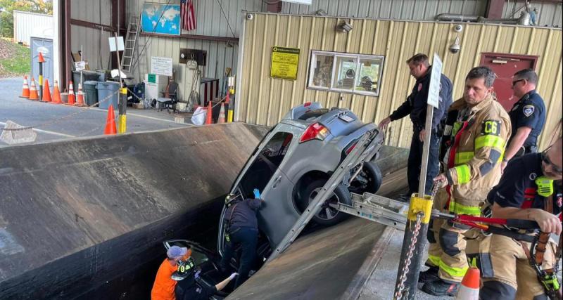  - Cette conductrice mène sa voiture dans un compacteur à ordure, elle se serait emmêlé les pédales