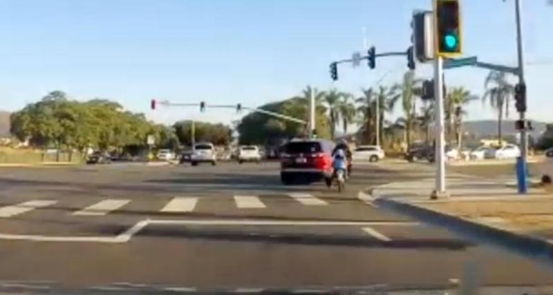  - VIDEO - Ce SUV ne vérifie pas son angle mort, il manque de renverser une cycliste avec sa fille