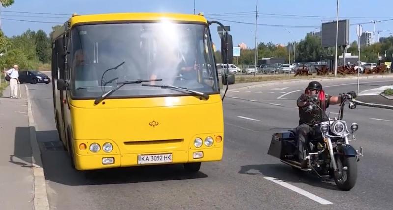  - Le bus part avant qu'un homme âgé monte dedans, c'est un motard qui l'oblige à s'arrêter