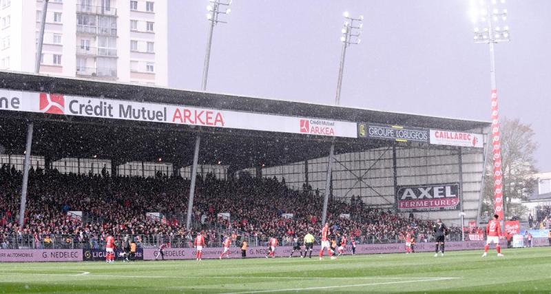 - Brest : un bout de toit s'envole après la tempête Ciaran