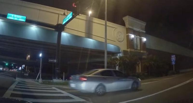  - VIDEO - Ce chauffard grille un feu rouge, la police est immédiatement sur le coup