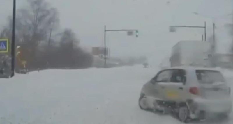  - VIDEO - Le trajet sous la neige ne se passe pas comme prévu, impossible de freiner à temps pour éviter le crash