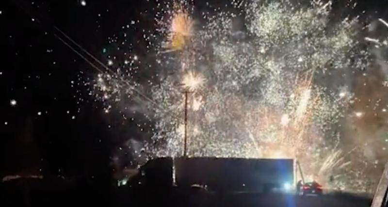  - Accident entre un camion et un pick-up transportant des feux d'artifice, l’autoroute est illuminée pendant plus d’une heure