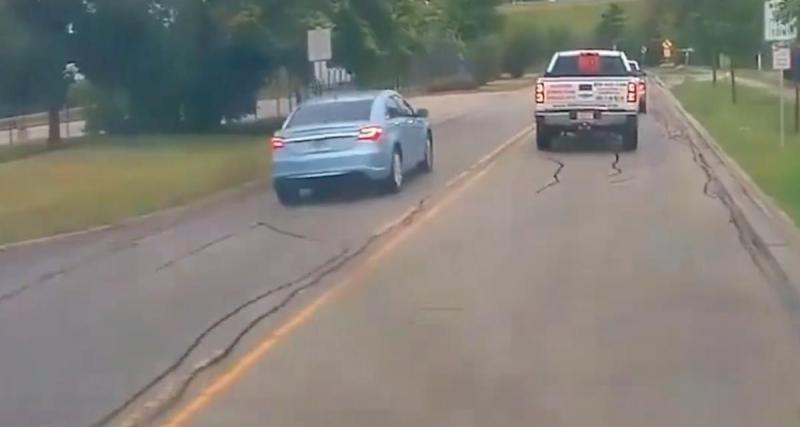  - VIDEO - Il double à toute vitesse dans un virage, il se plante dans le fossé