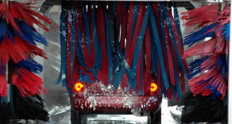  - Il ouvre les fenêtres de la voiture au car wash, la blague ne fait pas rire ses parents