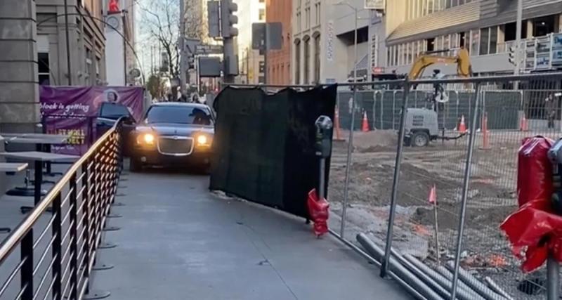  - VIDEO - Ce dangereux conducteur roule sur les trottoirs, sa voiture ne semble pas trop apprécier
