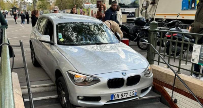  - Le conducteur confond la bouche de métro avec l'entrée d'un parking, scène cocasse sur la Ligne 1