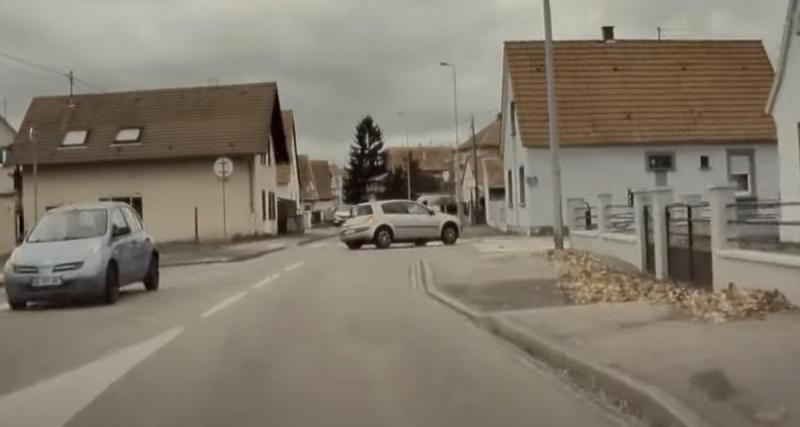  - VIDEO - Le chauffard perd patience, double et termine contre la paroi d’une maison