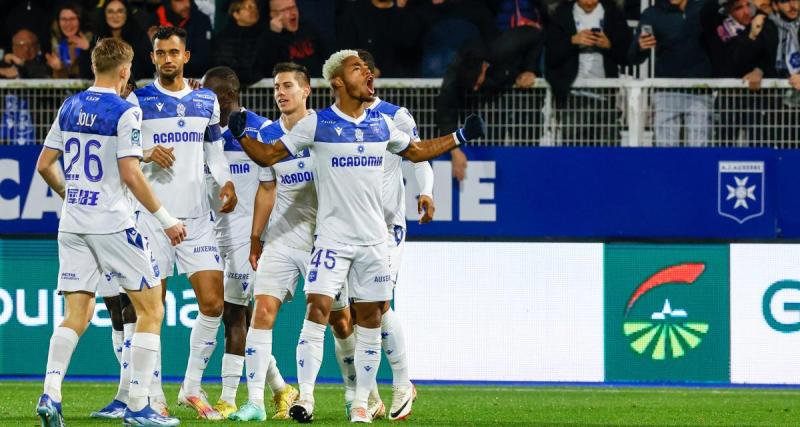  - Ligue 2 (J14) : Auxerre corrige Saint-Etienne, Laval chute, match fou entre Pau et Angers... les résultats du multiplex