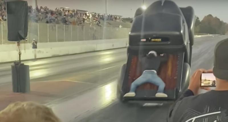  - Le YouTuber et son fan intrépide : il s’accroche au pick-up pendant une course de dragster