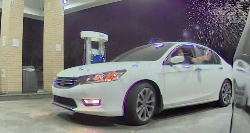  - Cet automobiliste jette sa boisson sur une voiture à la station-service, un comportement bizarre