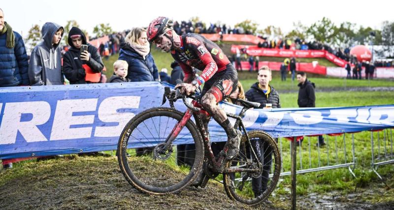  - Cyclo-cross : un coureur se remet une épaule déboitée…avec son vélo