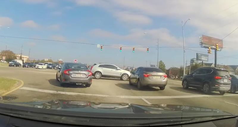  - VIDEO - Le SUV ignore totalement le feu rouge, ça tourne forcément mal