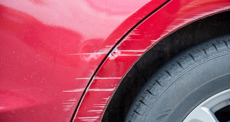  - Un enfant raye une voiture avec un bout de bois, il donne son argent de poche pour s’excuser