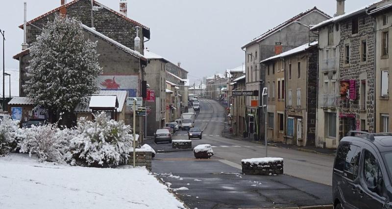  - Des militants bloquent une route nationale, les gendarmes utilisent la force
