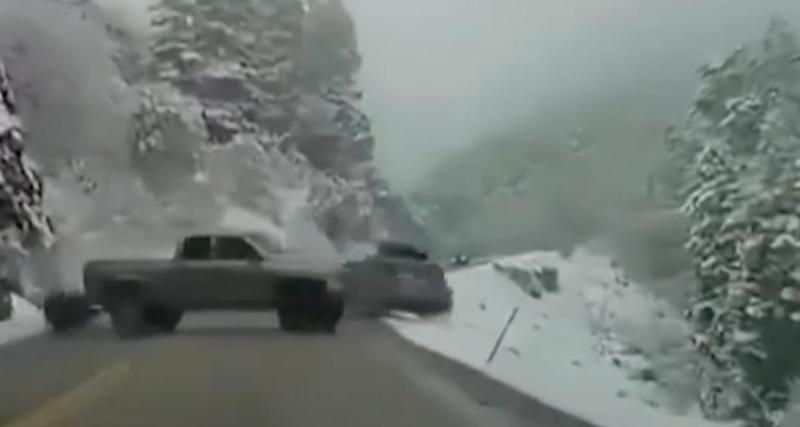  - VIDEO - Le pick-up perd le contrôle sur une route verglacée, il envoie tout le monde dans le décor !