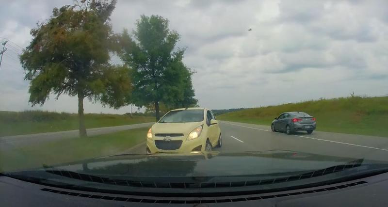  - VIDEO - Cet automobiliste tente de forcer le passage, les choses ne se passent pas comme prévu pour lui