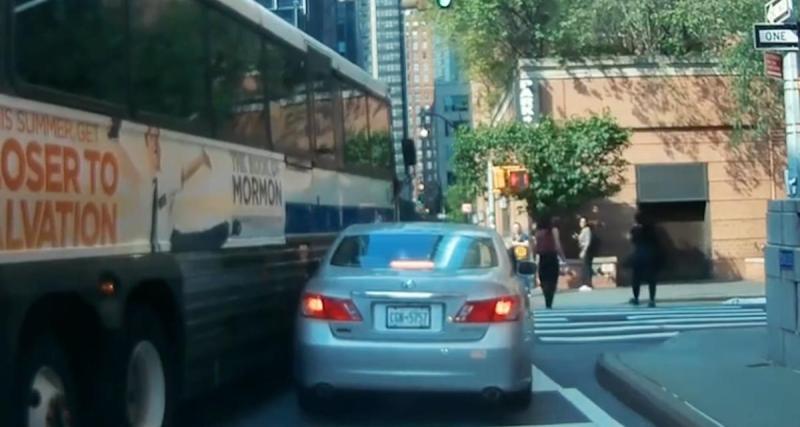  - Mal placé au feu rouge, ce bus emporte une voiture dans sa manœuvre