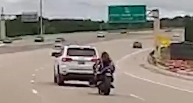  - VIDEO - Le motard frôle un SUV, il s’offre une belle frayeur avant de finir par terre