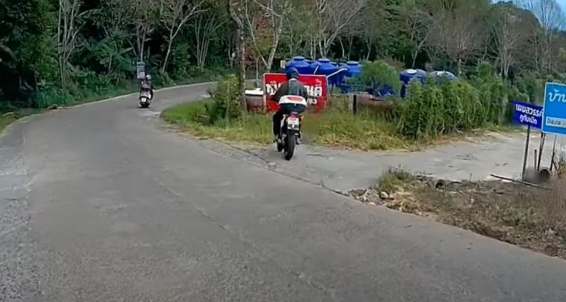  - VIDEO - Ce motard gère le virage de la pire manière possible, il termine dans le fossé avec un sacré soleil
