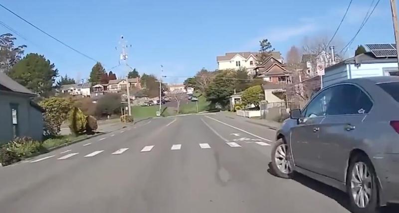  - VIDEO - Cet automobiliste effectue un demi-tour totalement imprévisible, l’accrochage est inévitable