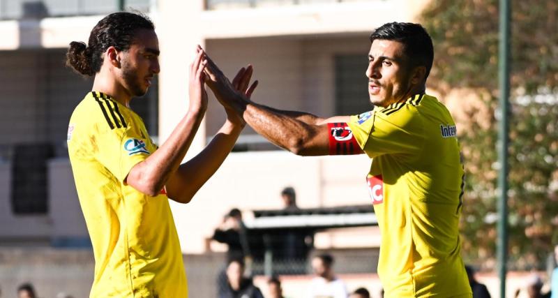  - Ajaccio : Riad Nouri fêté par ses coéquipiers après son triplé en Coupe de France