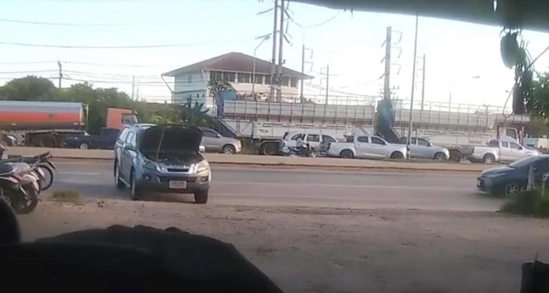  - VIDEO - Le frein à main du SUV lui fait faux bond, son propriétaire le rattrape à temps au milieu du trafic