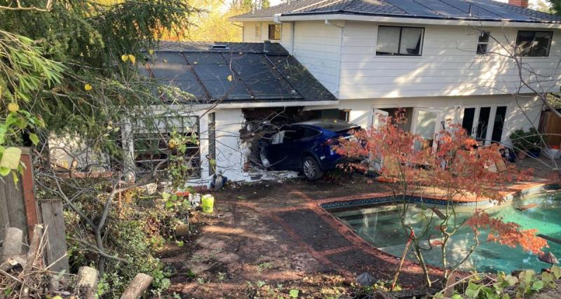  - Une Tesla perd le contrôle, percute un trottoir et termine sa course dans une maison !