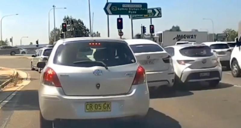  - VIDEO - Le chauffard déboule à toute allure avec son SUV, il emporte tout sur son passage