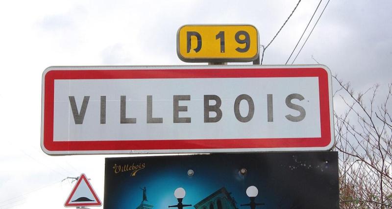  - Des panneaux routiers retournés dans les villages, pourquoi le phénomène prend de l'ampleur