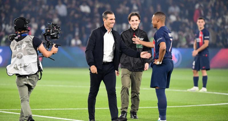  - PSG : beau moment au Parc des Princes, Pauleta remet le badge de meilleur buteur à Kylian Mbappé