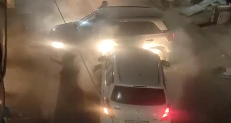  - VIDEO - Cet automobiliste est très en colère, il n’hésite pas à emboutir sa voiture pour le faire savoir !