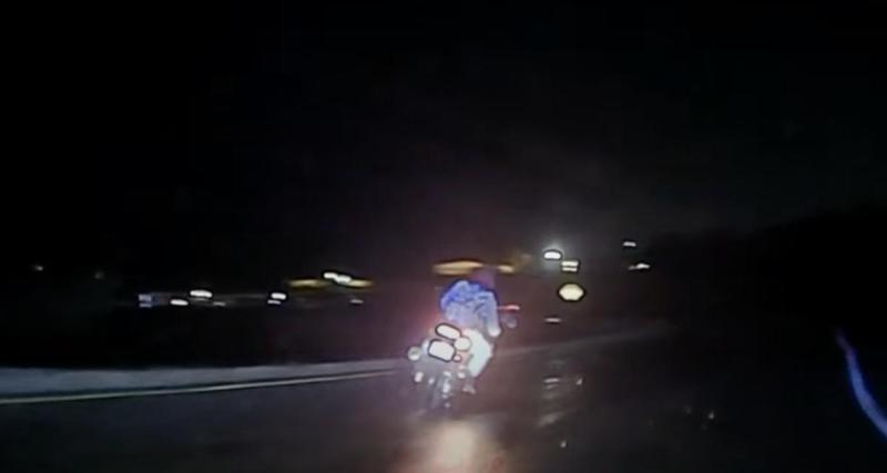  - Le motard tente de fuir la police sous des trombes d’eau, sans surprise c’est un échec