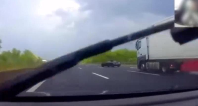 - VIDEO - Cette Jaguar F-Type part en aquaplaning, elle manque de passer sous les roues d’un poids lourd