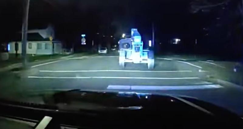  - Course-poursuite entre la police et un chariot élévateur, le garçon de 12 ans tente de fuir à tout prix