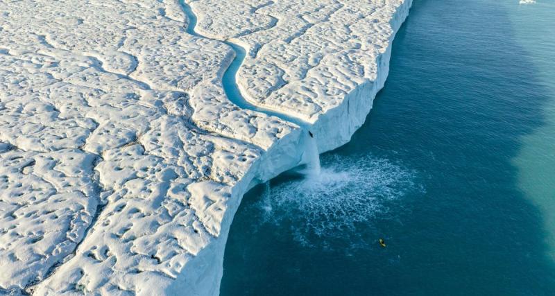  - Première mondiale : Un kayakiste réussit une descente historique de 20m sur une cascade de glace