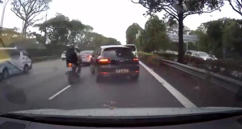  - Le conducteur de cette Porsche a un problème avec les motards