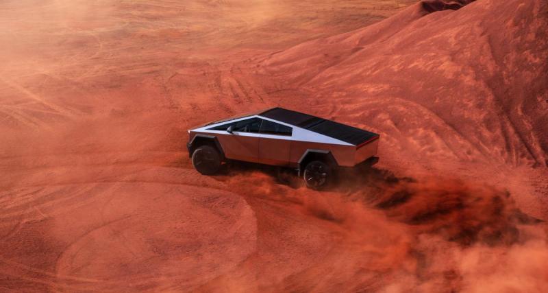  - Le Tesla Cybertruck dépose une Porsche 911 à la course en tractant… une Porsche 911 !