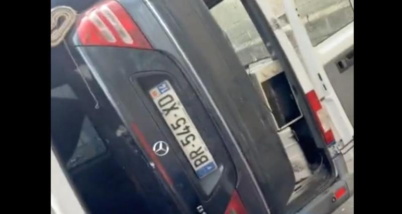  - VIDEO - Ils chargent une voiture dans un fourgon, le transport s’annonce folklorique