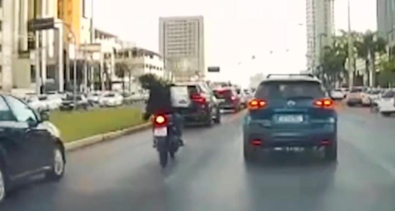  - VIDEO - Le scooter se prend la tête avec un automobiliste, il oublie de regarder devant lui