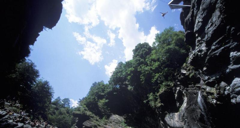  - Saut extrême : totalement fou, un Norvégien bat le record du monde avec un saut d'une hauteur de ... 40,5 mètres !